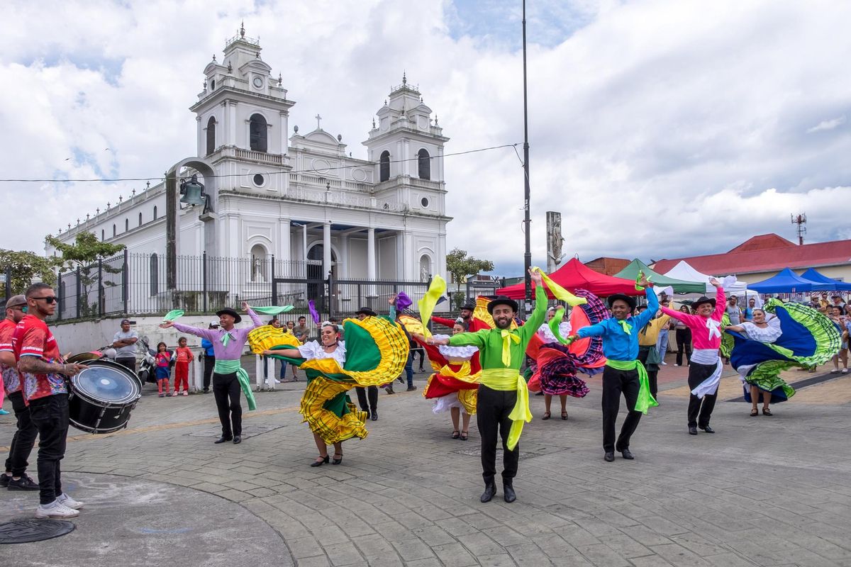 Grupo folclórico frente a la Iglesia de Nuestra Señora de la Soledad en San José