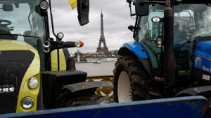 Tractores frente a la torre Eiffel de París, el pasado 23 de febrero, durante las protestas de los agricultores.
