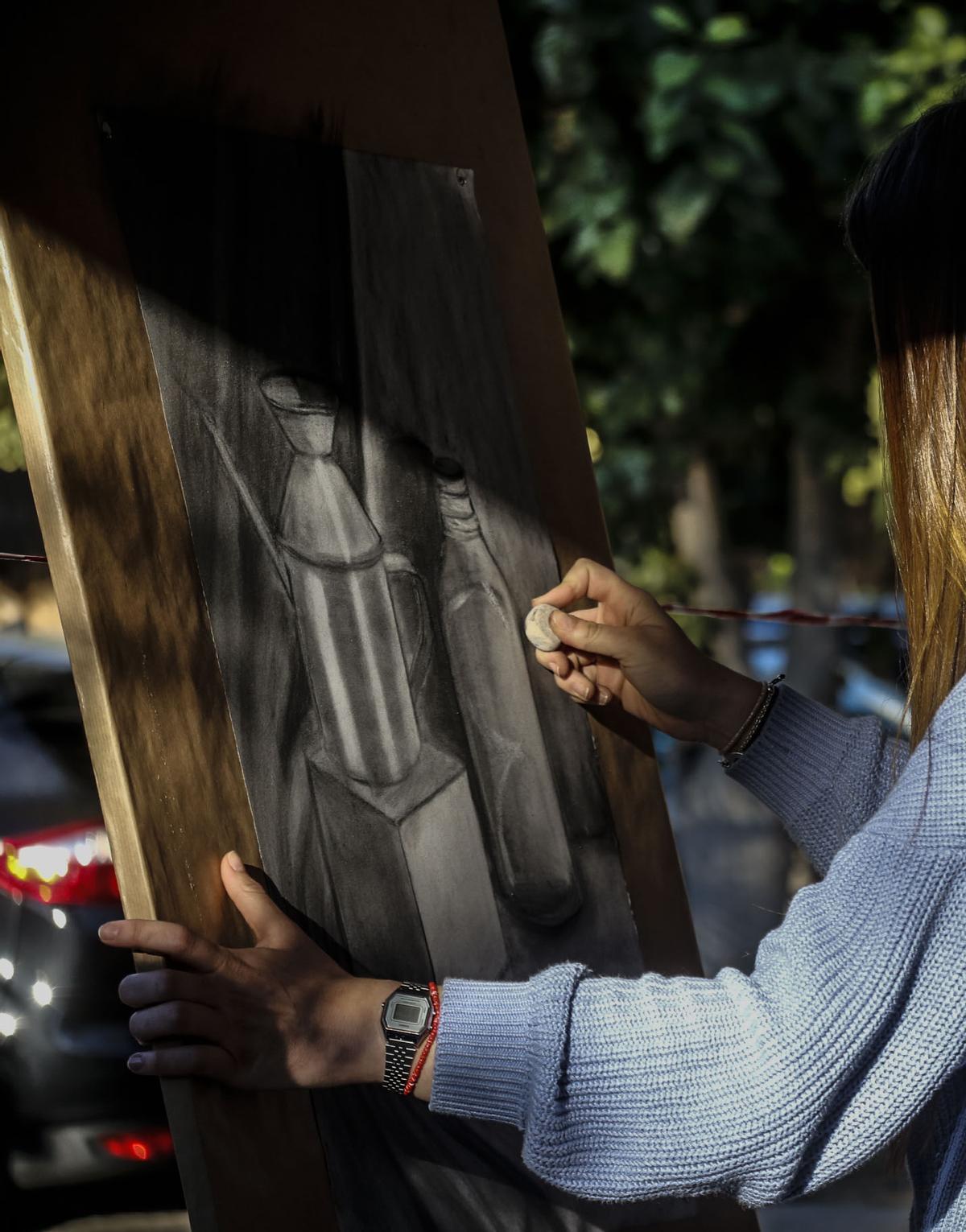 Una alumna de Bachillerato de Arte de un instituto de Alicante con un cuadro pintado por ella