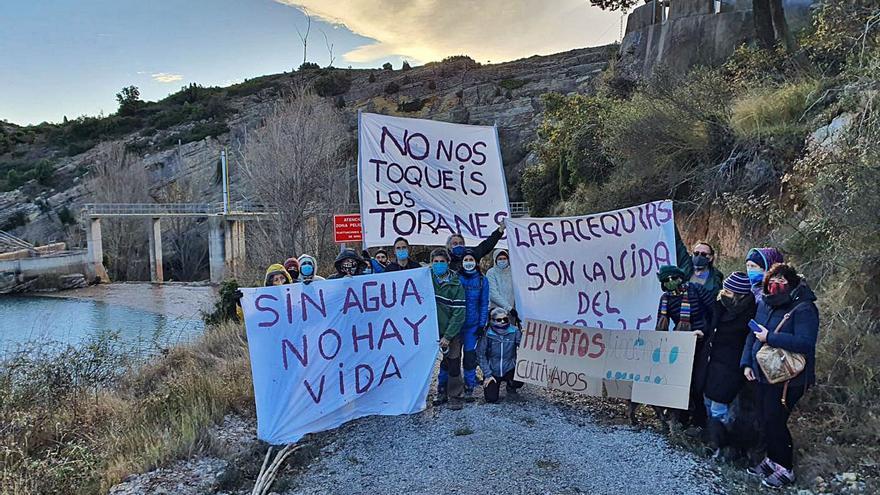 Las asociaciones de regantes del Mijares en una protesta por el derribo de la presa de Toranes, en una imagen de archivo. | EL PERIÓDICO