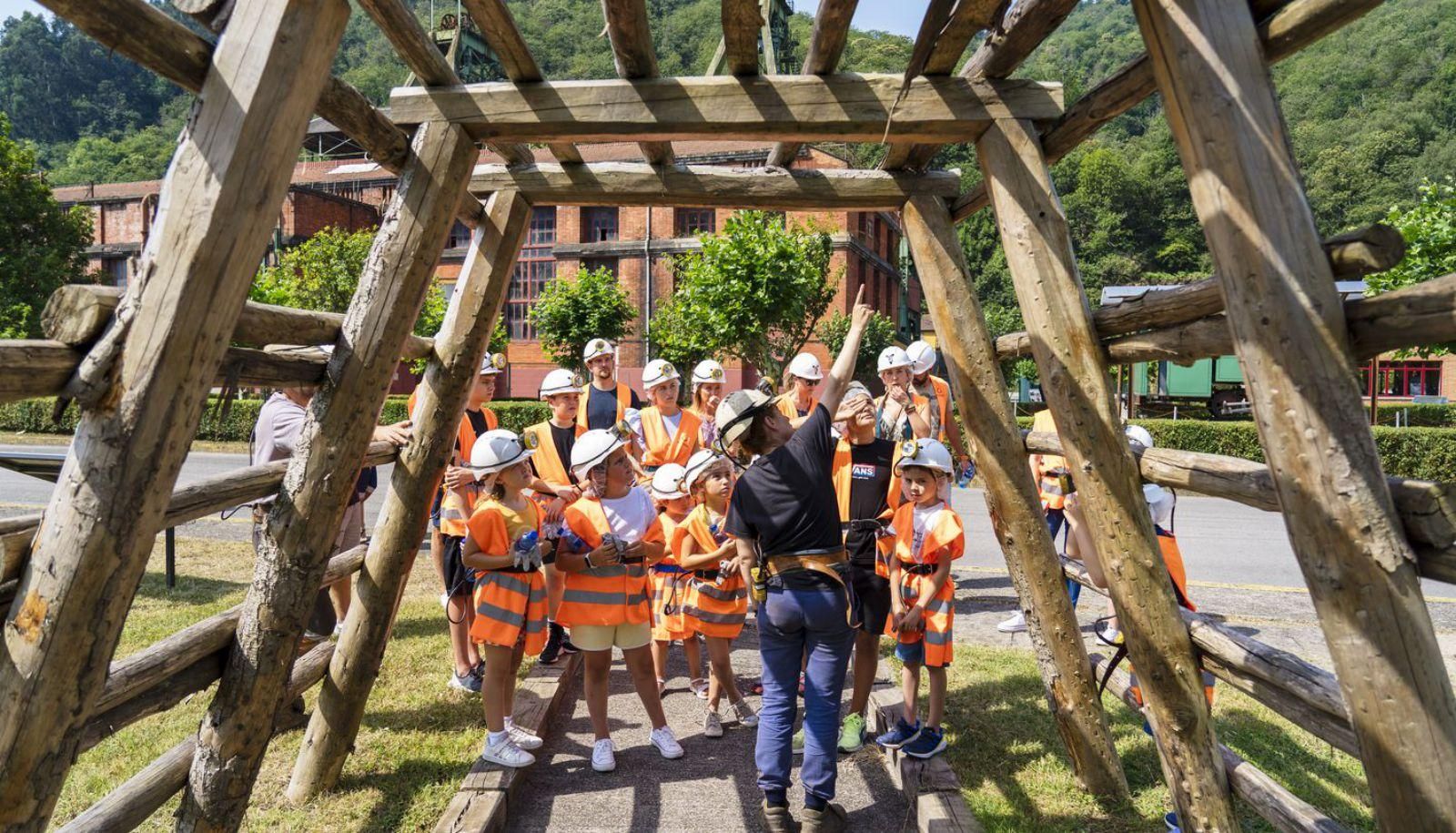 Un grupo de niños durante una visita guiada al Pozo Sotón de Hunosa. | | CEDIDA A LNE