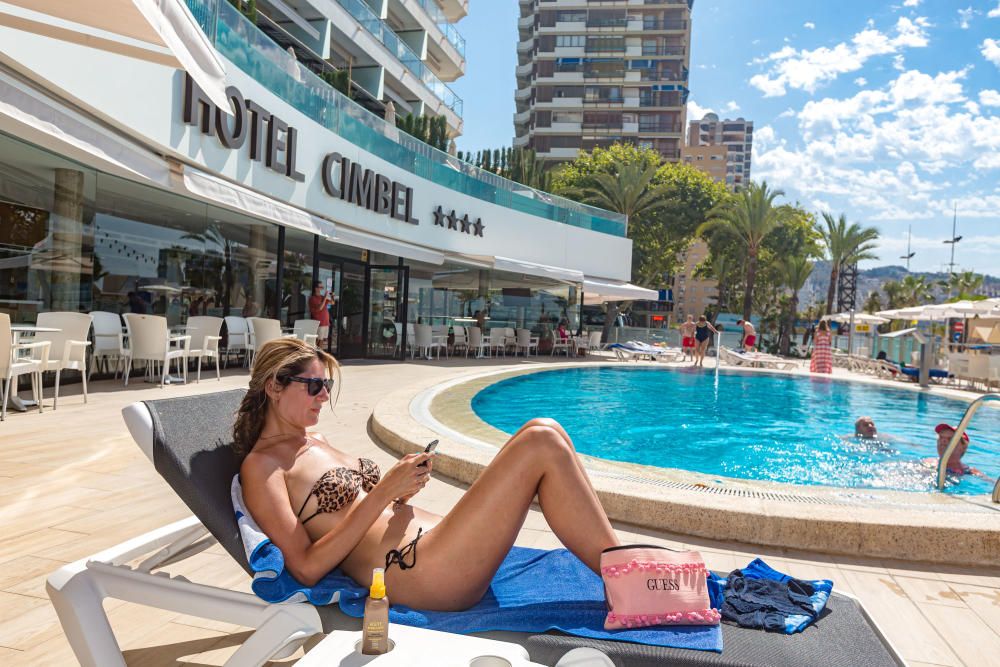 Benidorm realza las medidas tomadas en sus alojamientos y playas para promocionarse y lograr despertar la demanda de última hora