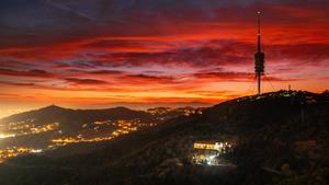 Espectacular puesta de Sol con tonos rojos en Barcelona, el 23 de enero del 2024