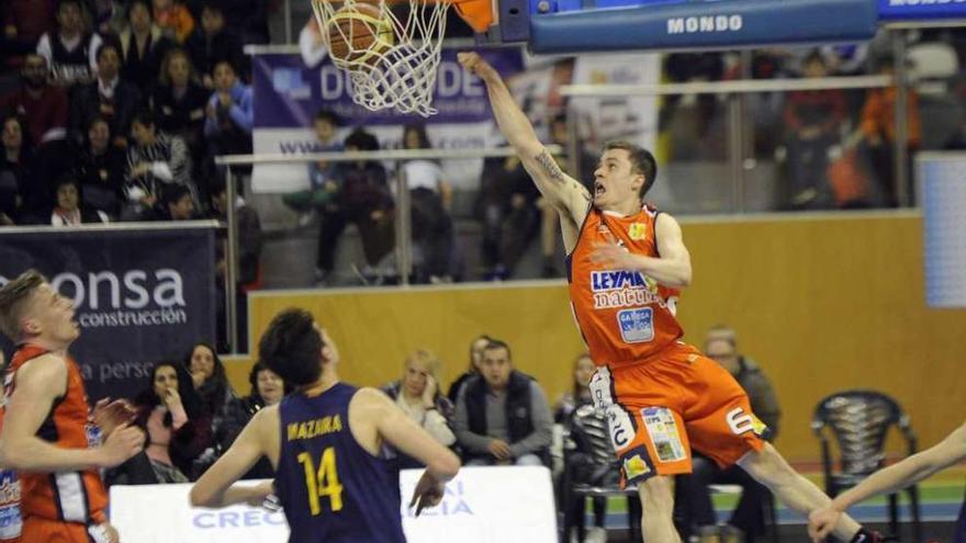 Monaghan salta para encestar en un partido en el Palacio de los Deportes de Riazor.