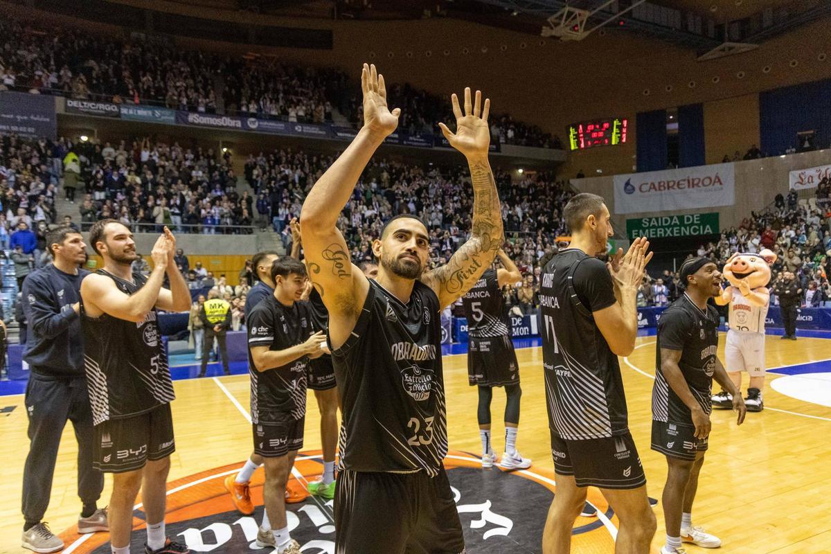 Yunio Barrueta saluda a un Multiusos Fontes do Sar abarrotado.