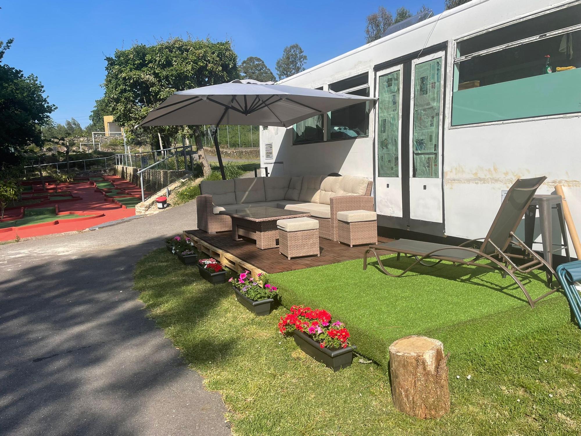 Un hogar dentro de un autobús: así es el vehículo camperizado más singular de este camping gallego