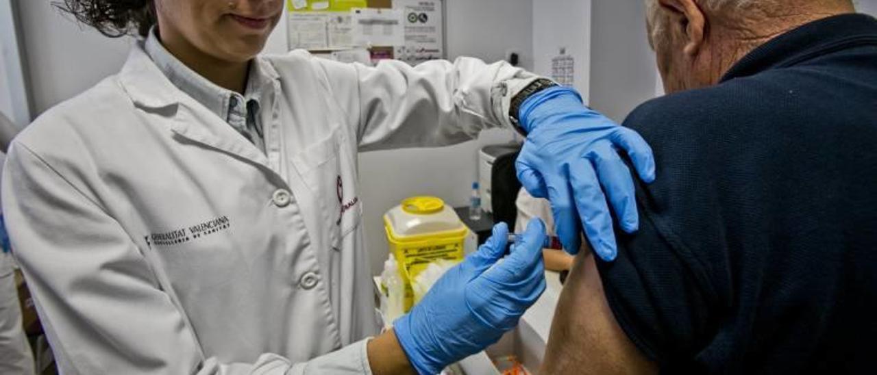 Un paciente recibe la vacuna de la gripe en el Hospital del Vinalopó en Elche durante la última campaña.