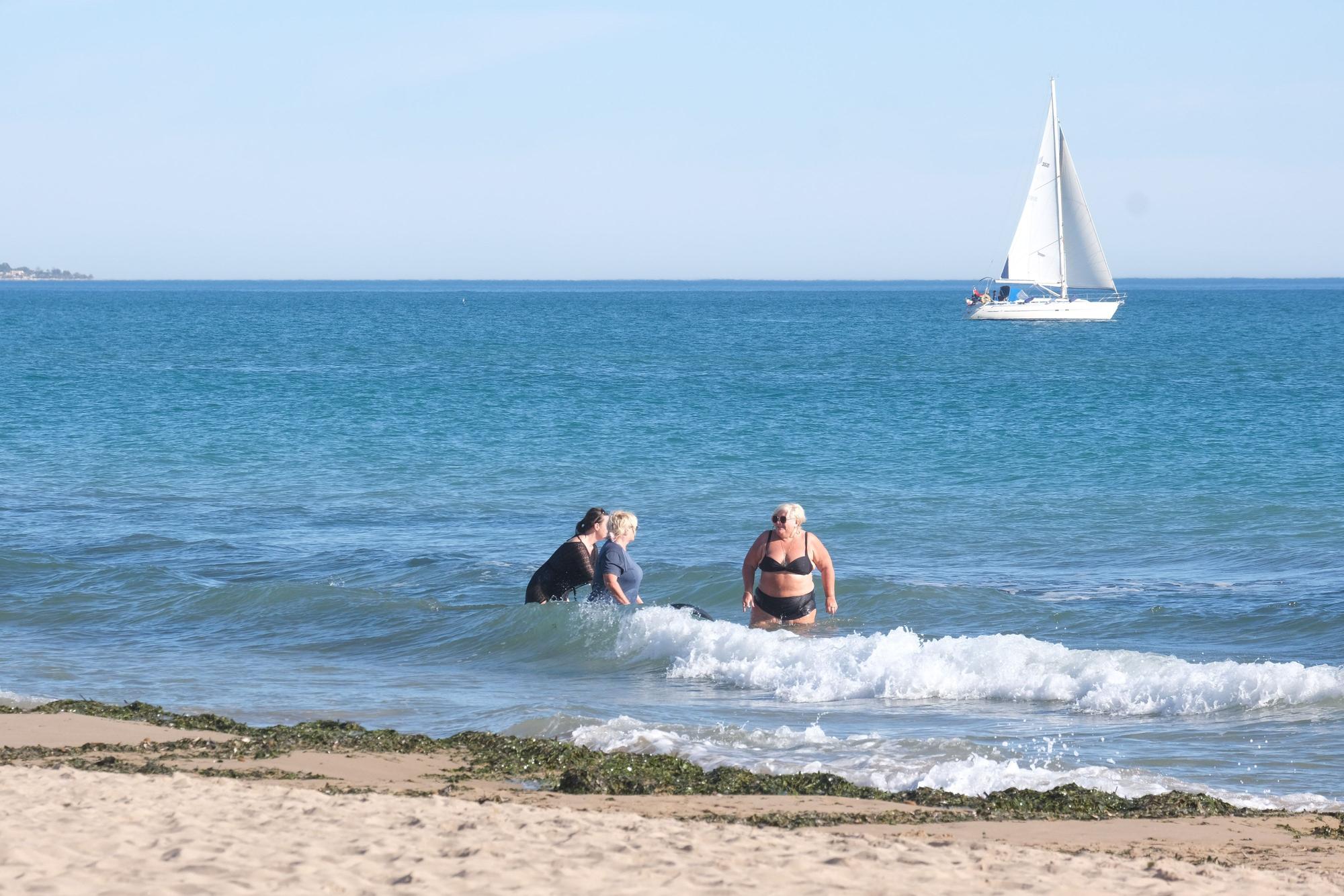 Jornada navideña playera en Elche. Numerosas personas disfrutan de las temperaturas de hasta 25 grados en la playa del Pinet en La Marina