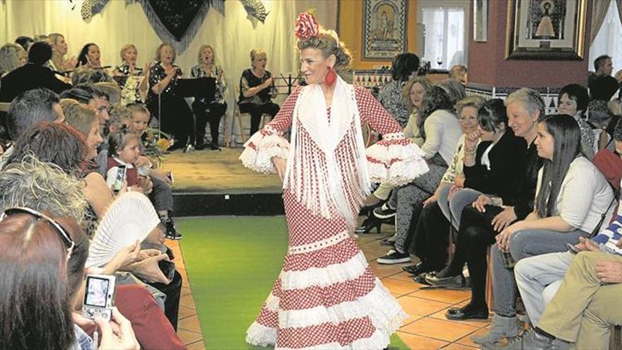 Moda flamenca y solidaria en la Casa de Andalucía