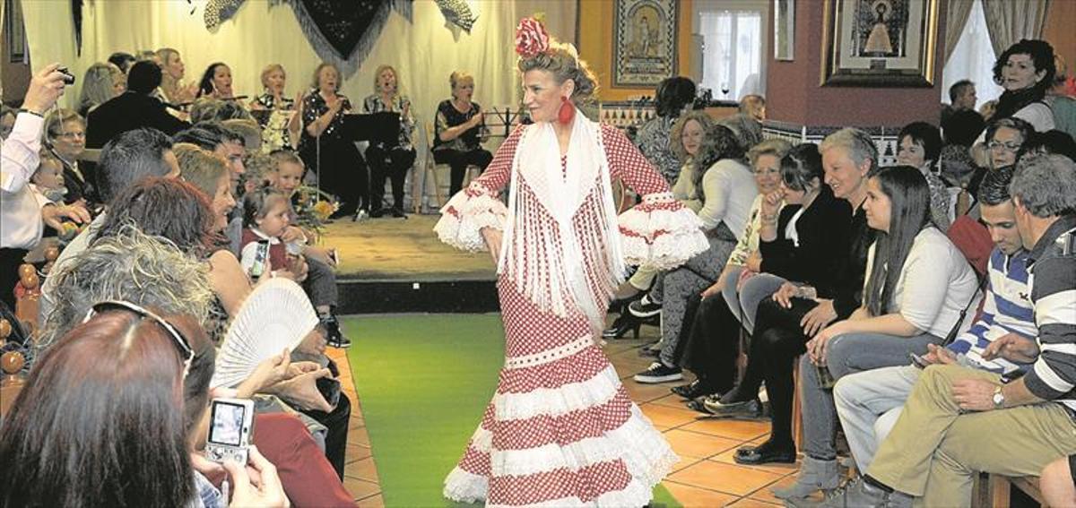 Moda flamenca y solidaria en la Casa de Andalucía