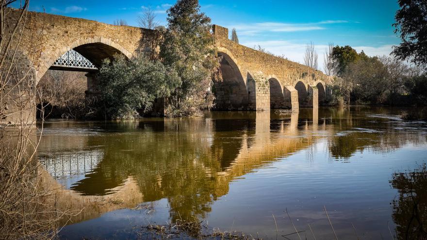 La Junta se compromete a rehabilitar el puente de Cantillana de Badajoz