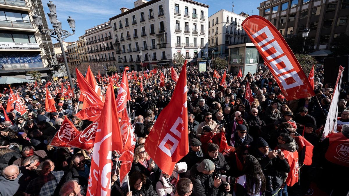 Cientos de personas durante una manifestación de CCOO y UGT, a 2 de febrero de 2025, en Madrid (España)