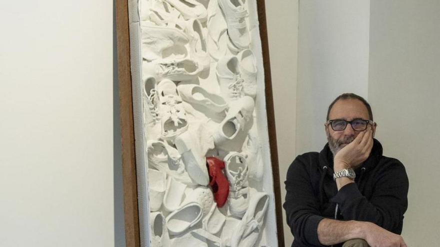 Juanma Tapia y la rebelión del arte contra la injusticia: así es su obra en Gijón a beneficio de las personas refugiadas