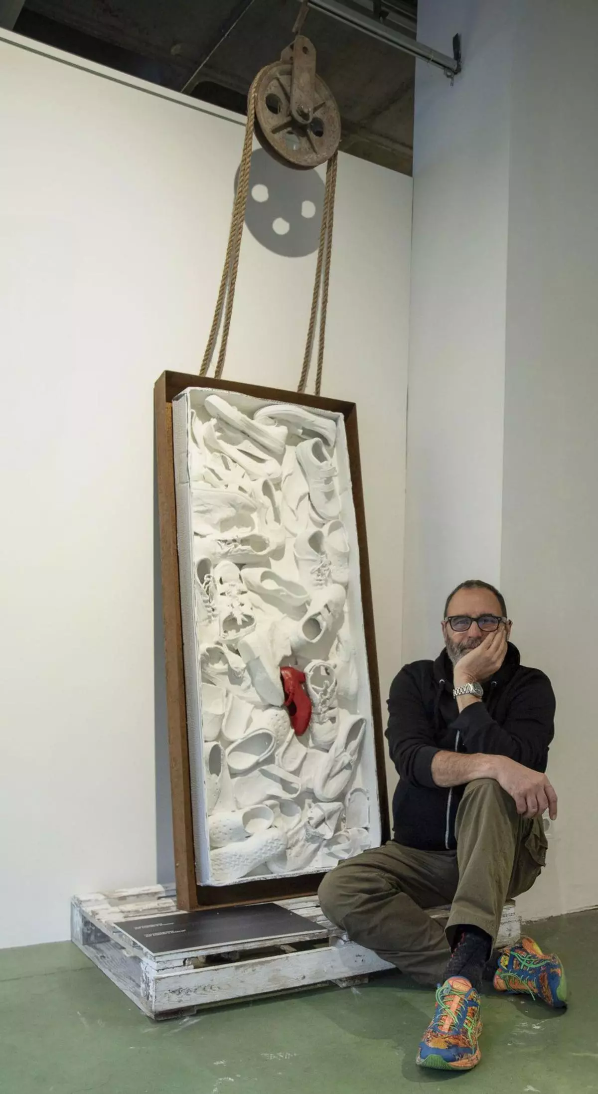 Juanma Tapia y la rebelión del arte contra la injusticia: así es su obra en Gijón a beneficio de las personas refugiadas