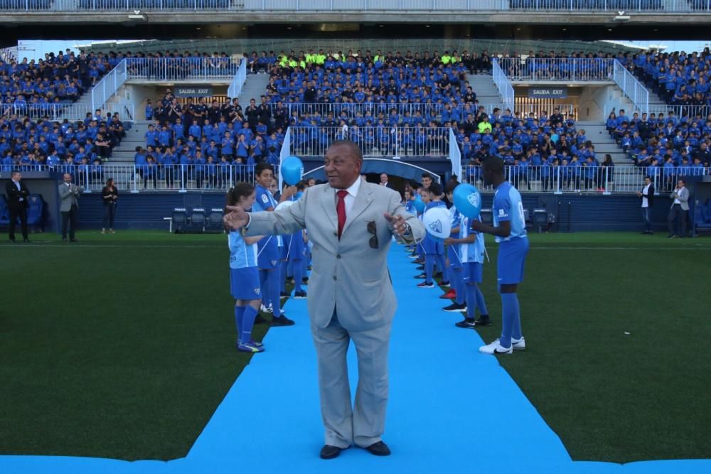 La puerta número 6 del estadio del Málaga CF recibe el nombre del exfutbolista marroquí del club blanquiazul.