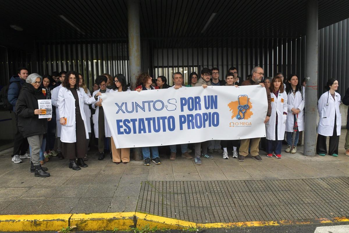 Concentración de médicos, este miércoles, junto a la entrada principal del Hospital Universitario de A Coruña (Chuac), en el marco de las dos jornadas de huelga nacional convocadas para urgir un Estatuto Marco propio para el colectivo.