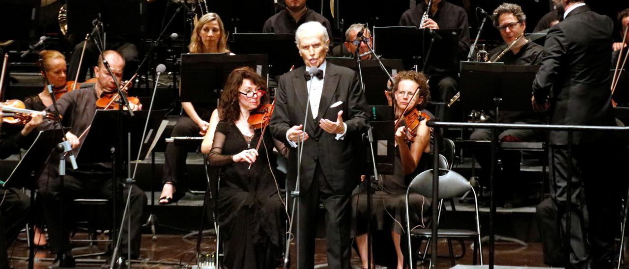 El tenor Josep Carreras durant el recital que ha ofert al Festival Castell de Peralada, on feia 22 anys que no actuava