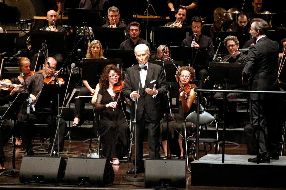 El tenor Josep Carreras durant el recital que ha ofert al Festival Castell de Peralada, on feia 22 anys que no actuava