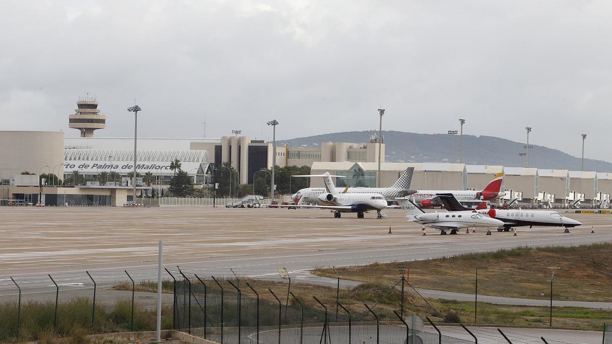 Varios aviones en una de las pistas del aeropuerto de Palma.