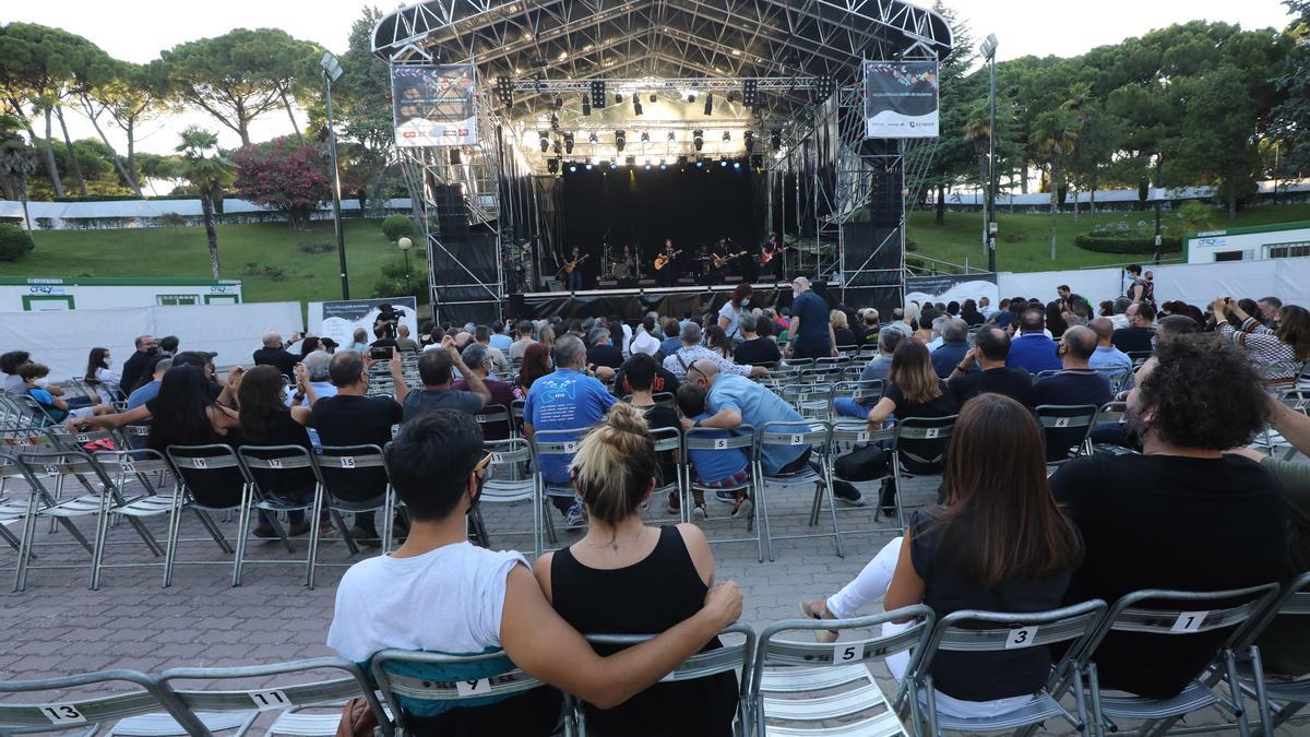 La velada con Cuti Vericad y Nelson abrieron el escenario del ciclo Música al raso.