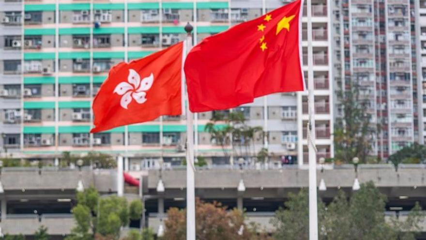 La bandera de Hong Kong junto a la china.