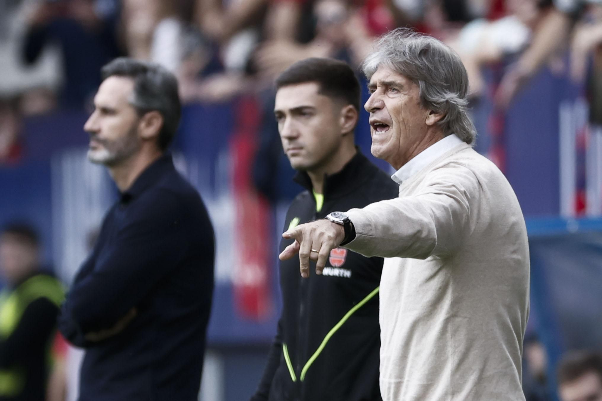 PAMPLONA, 19/10/2024.- El entrenador del Betis, Manuel Pellegrini, durante un encuentro correspondiente a la décima jornada de LaLiga entre el Osasuna y el Betis en El Sadar, Pamplona, Navarra, este sábado. EFE/ Jesús Diges