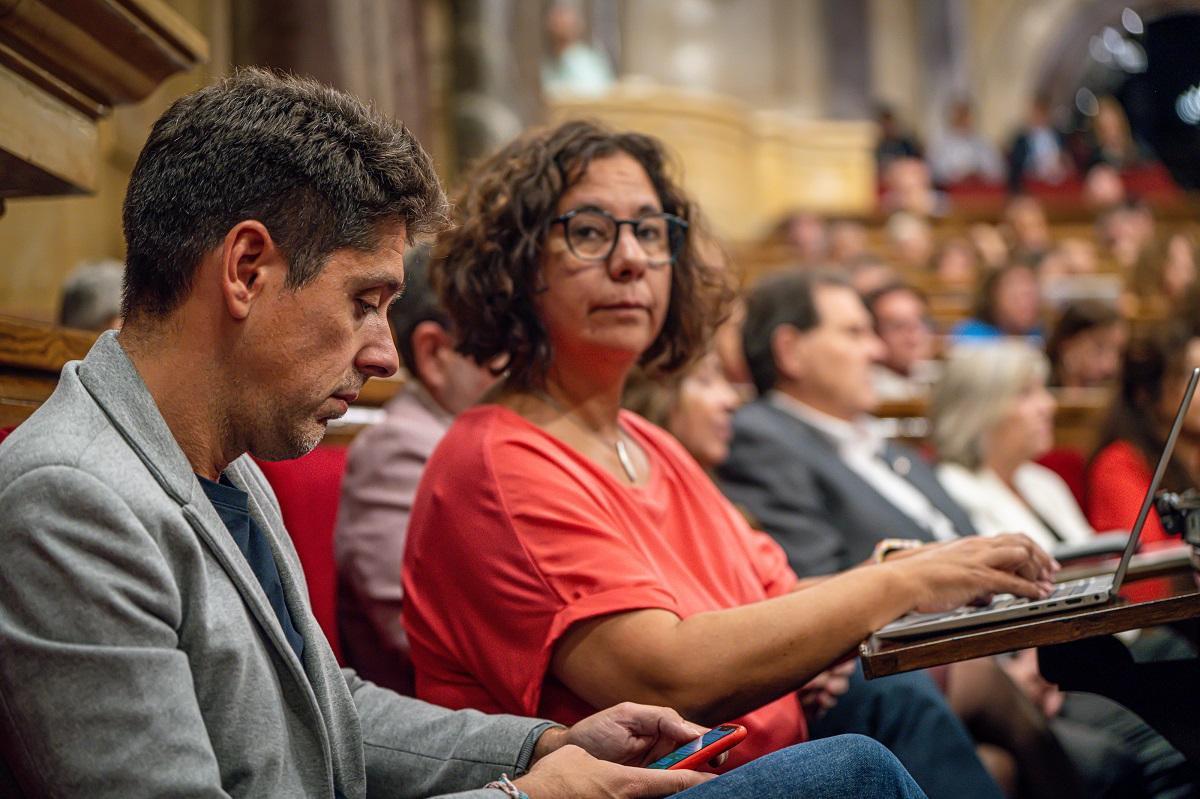 El portavoz de los Comuns, David Cid, y la diputada Susanna Segovia en el Parlament