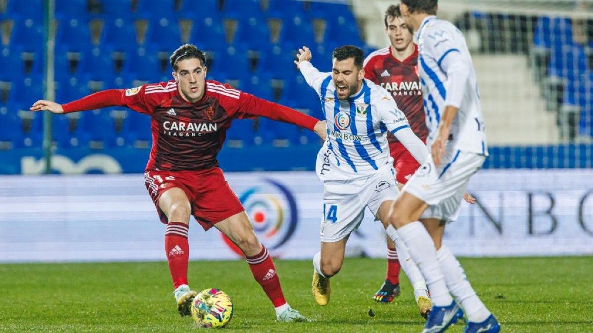 Los jugadores del Leganés y del Real Zaragoza se disputan un balón dividido