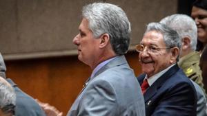 Raúl Castro aplaude al vicepresidente Miguel Díaz-Canel, propuesto por la Asamblea para sucederle.