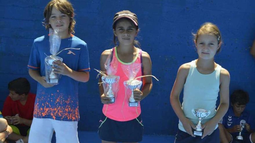 Izan Díaz, Ana Nóvoa y Lara Amoeiro, con sus trofeos. // FdV