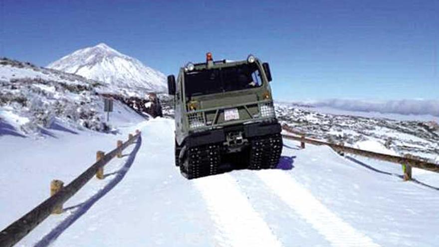 Militares de Izaña evacuan a técnicos del IAC aislados por la nieve en el Teide