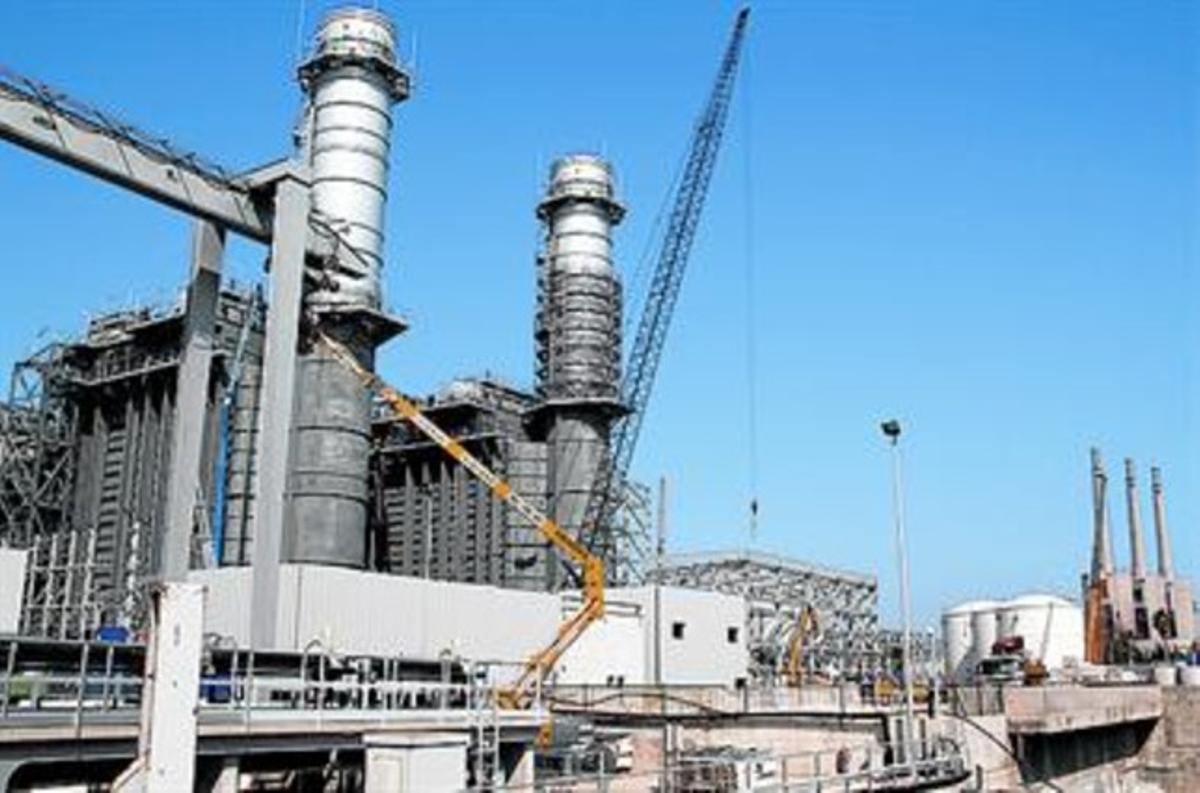 Obres de construcció de la nova central tèrmica a Sant Adrià, ahir. Obres de construcció de la nova central tèrmica a Sant Adrià, ahir.