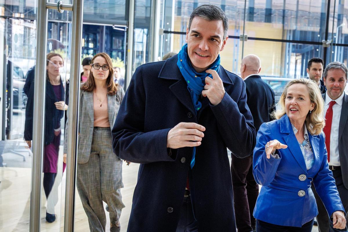 Pedro Sánchez, este miércoles en Luxemburgo junto a la presidenta del Banco Europeo de Inversiones, Nadia Calviño.