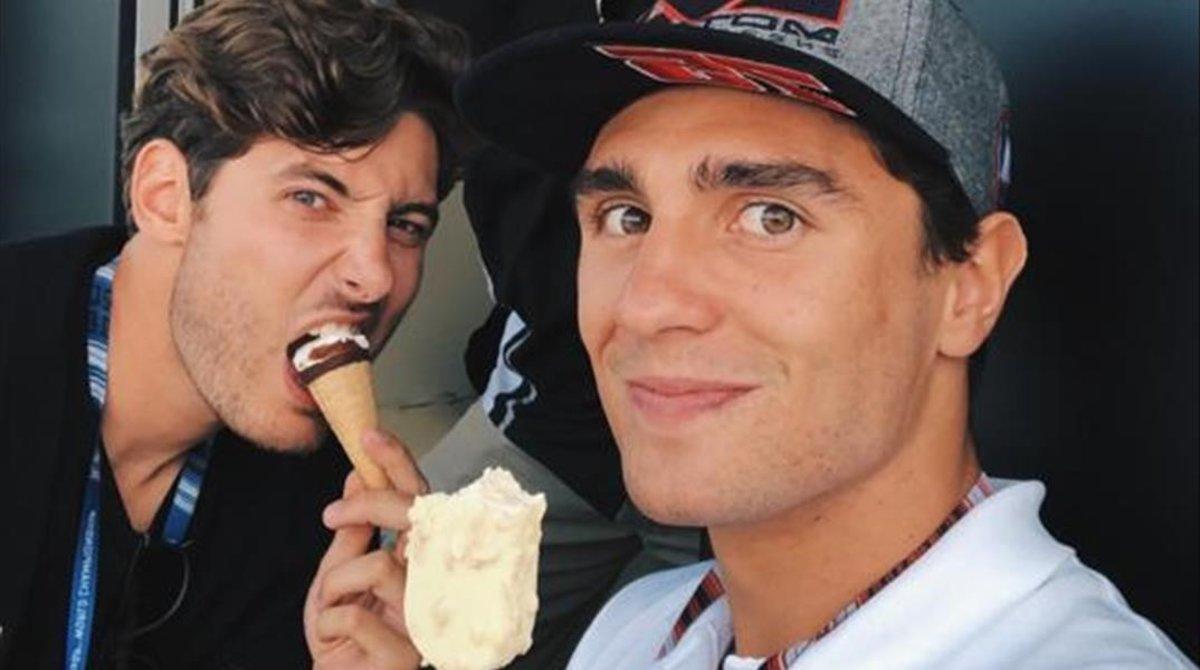 Albert Arenas, a la derecha, se toma un helado con su amigo Santi Costa. Albert Arenas, a la derecha, se toma un helado con su amigo Santi Costa.