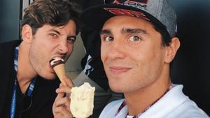 Albert Arenas, a la derecha, se toma un helado con su amigo Santi Costa.