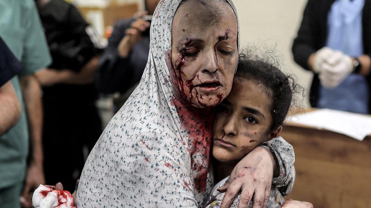 Una mujer herida abraza a su hija tras un bombardeo israelí sobre Jan Yunis, al sur de la Franja de Gaza.