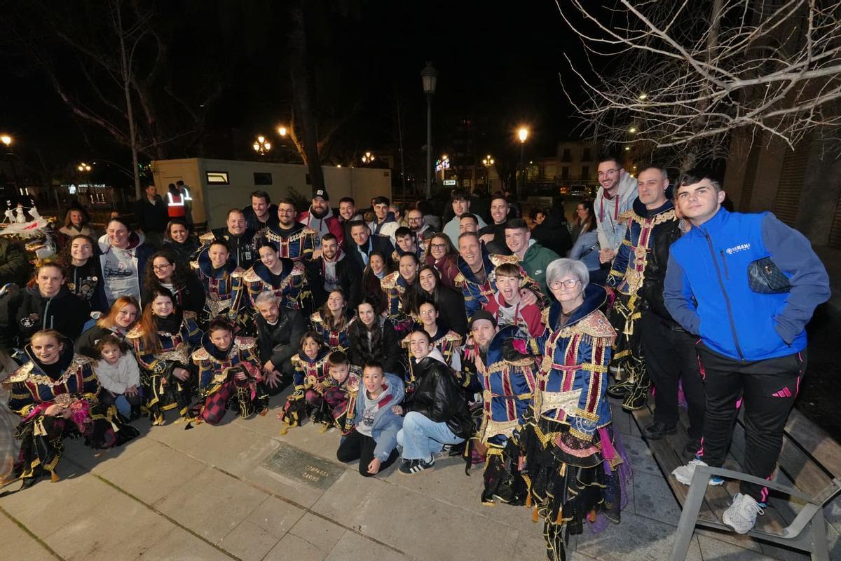 Miembros de Caribe tras descubrir su placa en el Paseo del Carnaval en Badajoz.