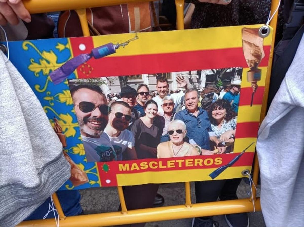 La foto de los mascleteros cuelga en una de las vallas de la mascletà