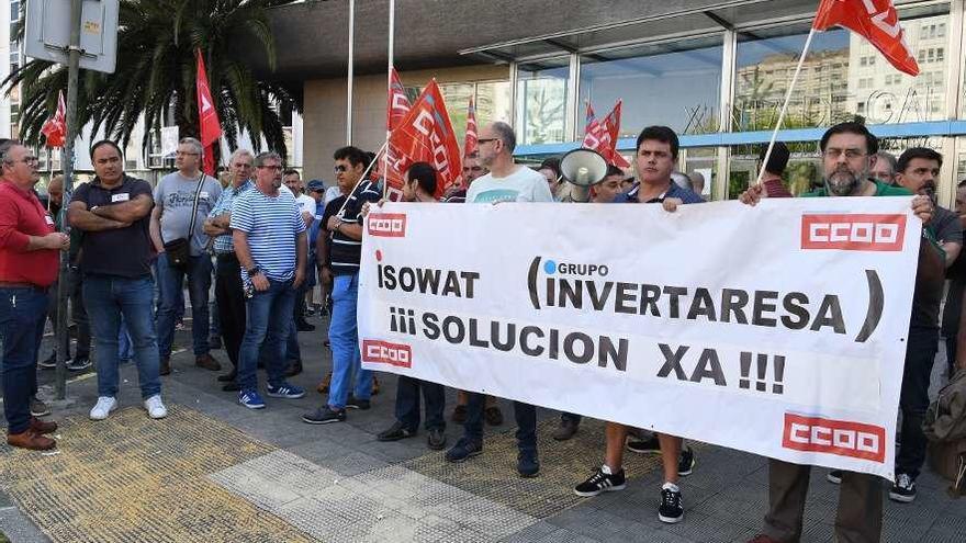 Delegados sindicales de CCOO y personal de Isowat Made, ayer, ante la Delegación de la Xunta en A Coruña.