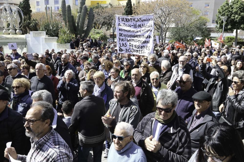 Tres generaciones llenan el parque de la Paz y acusan a los diferentes gobiernos de "olvidar" a los ciudadanos