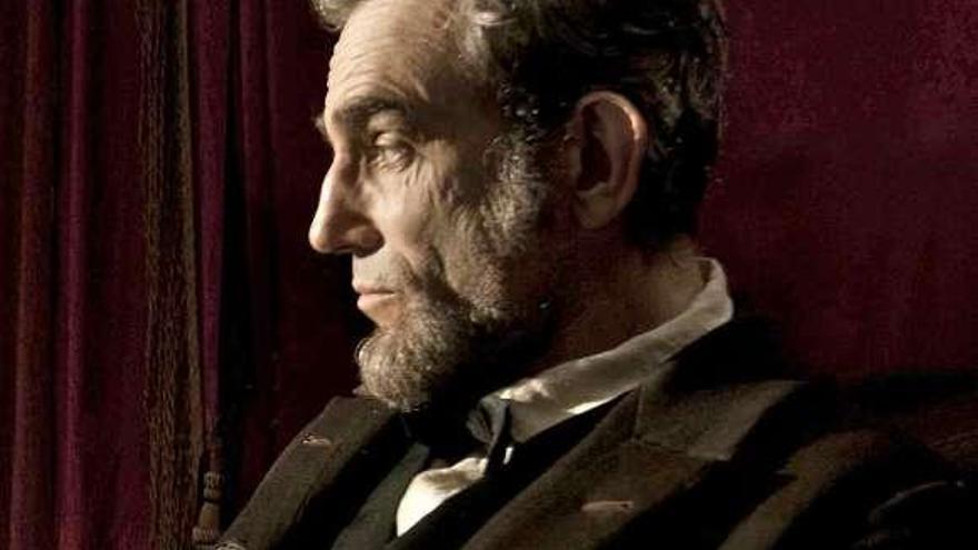 A la izquierda, portada del libro escrito en 1864 y reeditado ahora en España (Extramuros) en el que Ferrer de Couto expone sus tesis contrarias a la abolición de la esclavitud promovida por Lincoln., Sobre estas líneas, el actor Daniel Day-Lewis encarna a Lincoln en el filme de Spielberg, favorito a los Óscar.