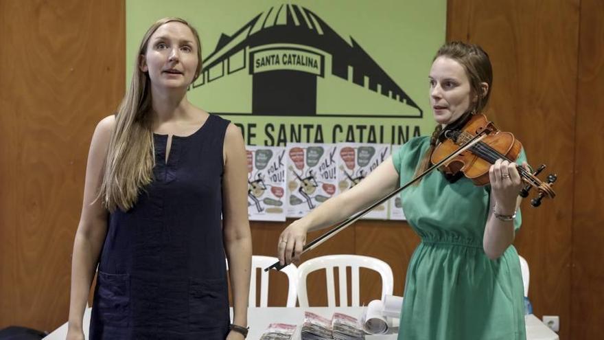 La cantante y arpista Rachel Newton y la violinista Lauren MacColl.