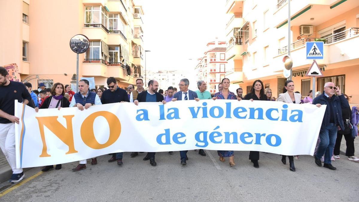Decenas de personas se han manifestado en Rincón contra la violencia machista.