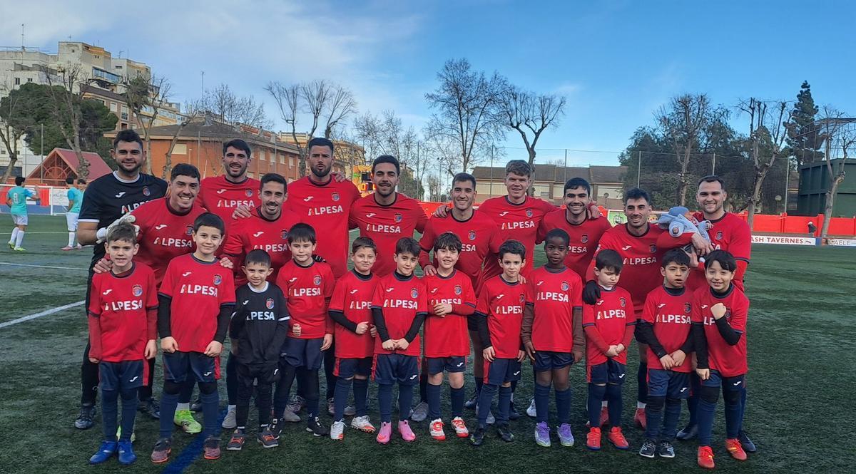 La UE Tavernes posa con el prebenjamín B  y el  bebé, Javi, del jugador Corbalan
