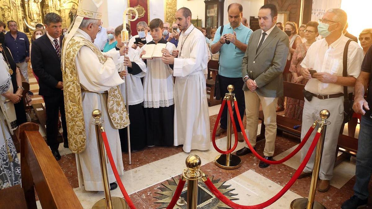 El obispo de Córdoba bendice el pozo en la parroquia de San Francisco Solano.