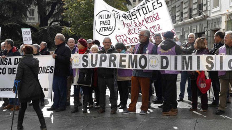 Un grupo de ciudadanos protestan a las puertas del Supremo.