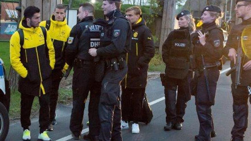 Jugadors del Borussia entre agents de la policia després de les explosions