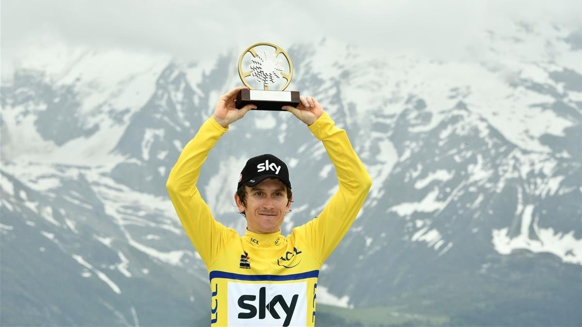 Geraint Thomas, con el trofeo del Dauphiné y los Alpes como escenario.