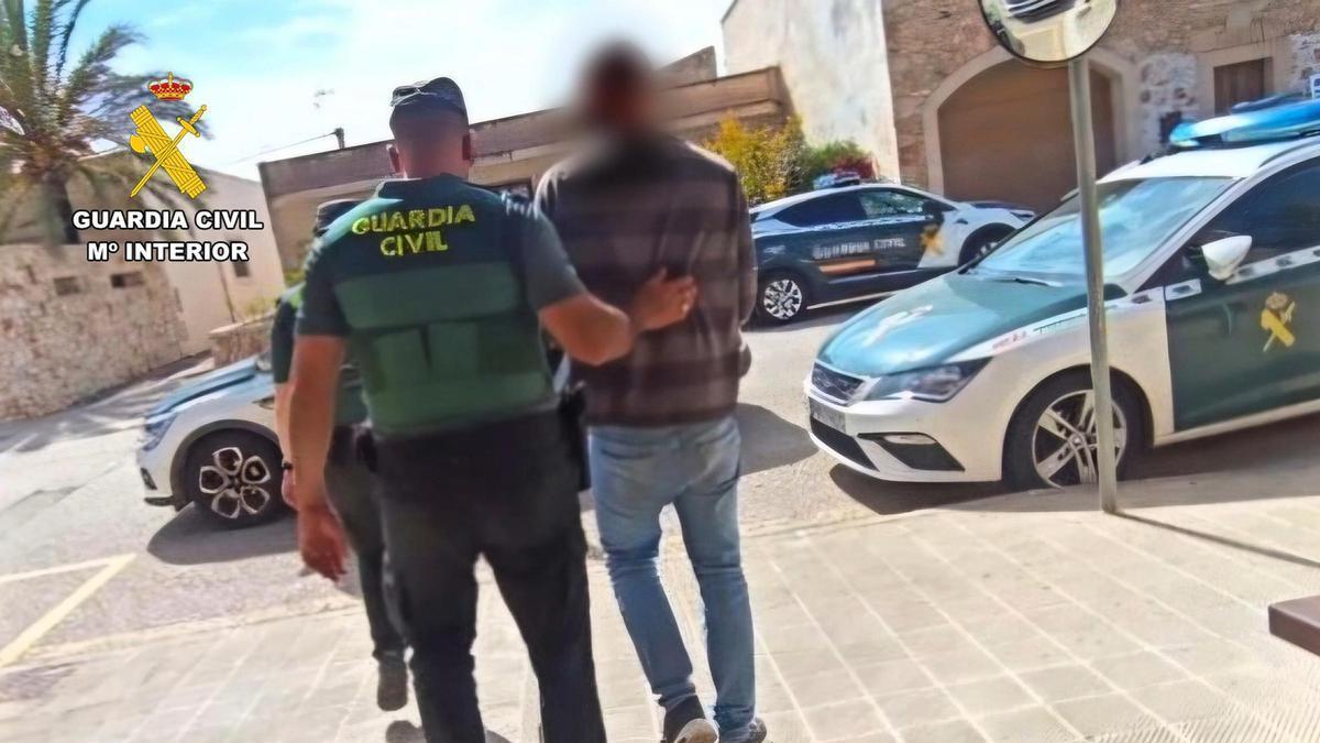 Agentes de la Guardia Civil llevan detenido al presunto autor de los daños en un mismo coche en Santanyí.