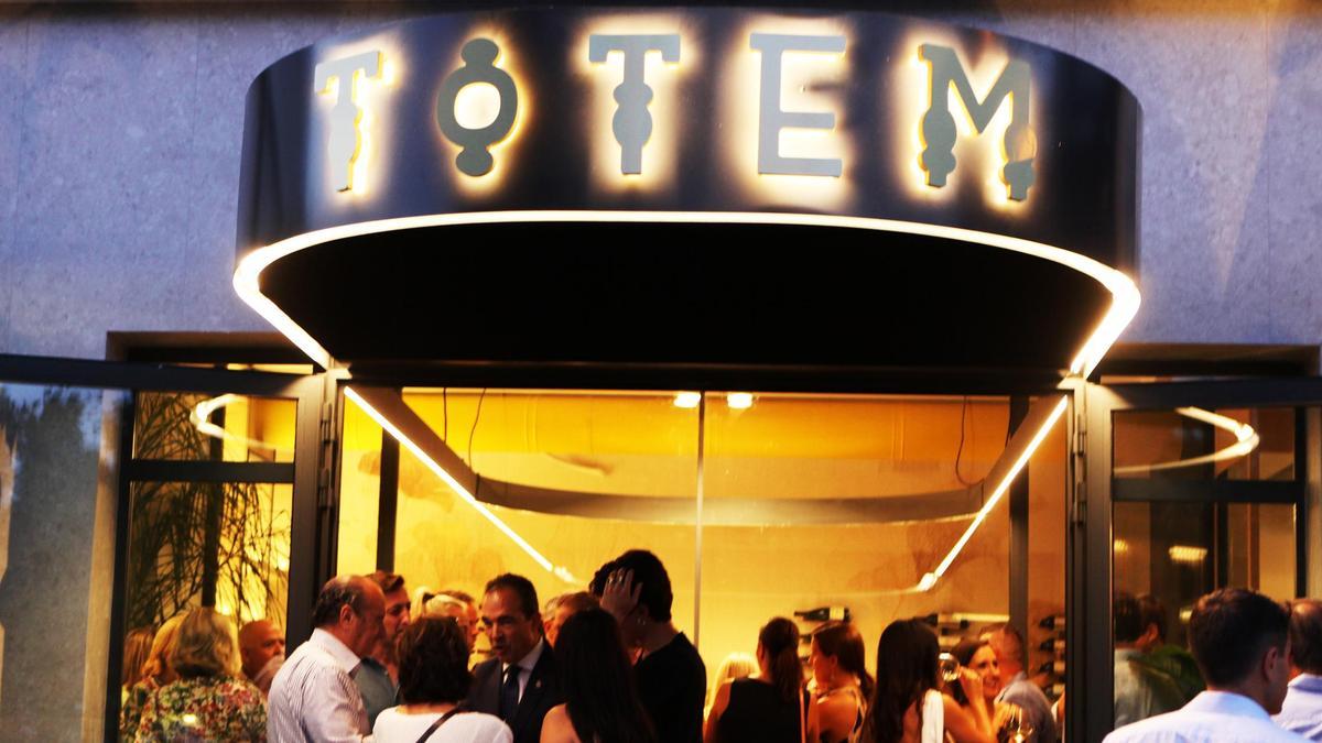 Un instante de la fiesta de inauguración del restaurante Totem en Alicante.